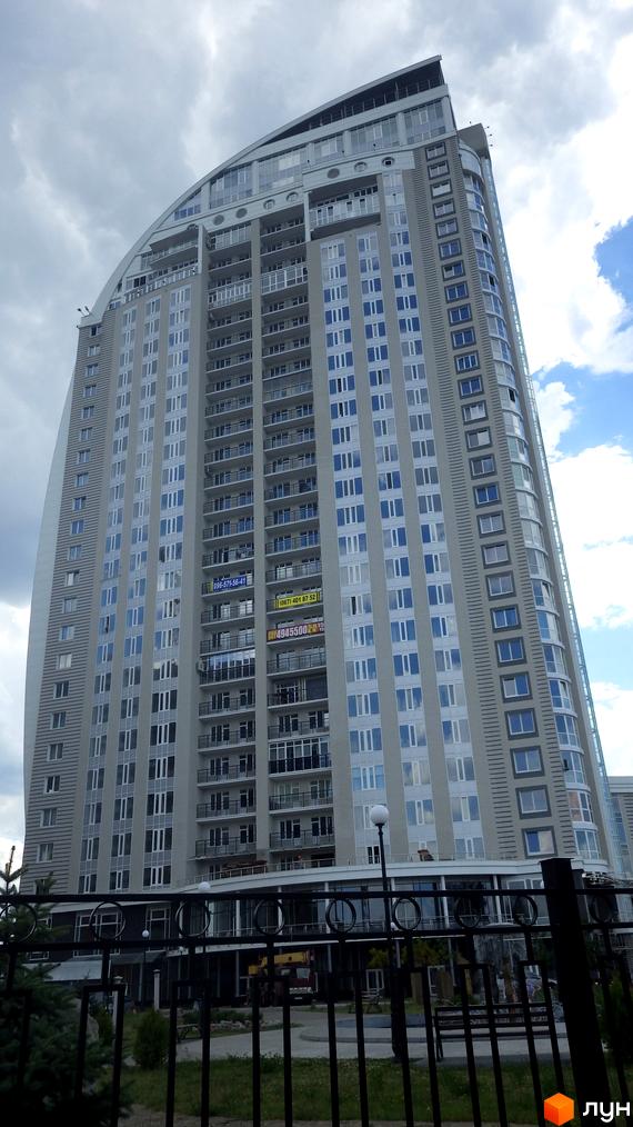 Житловий комплекс просп. Володимира Івасюка, 2, з сучасною архітектурою та прибудинковою територією з зеленими насадженнями.