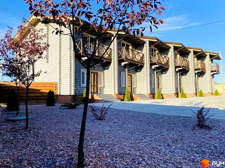 Таунхауси LEVEL – це двоповерхові будинки з балконами, розташовані на території з кам'яною доріжкою та зеленими насадженнями.