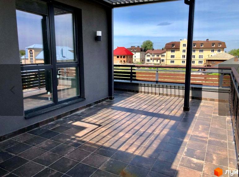 Таунхауси Old Stories: вид з тераси на сусідні будинки та зелену зону. Балкон з кахлем та металевою огорожею.