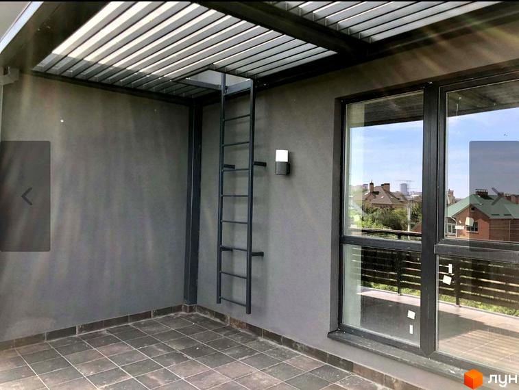 Таунхауси Old Stories: зовнішній вигляд будинку з драбиною та вікнами, що виходять на приватну терасу з видом на сусідні будинки.