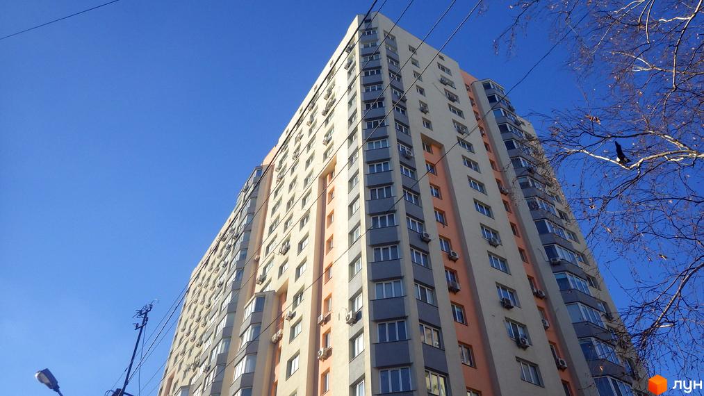 Житловий комплекс на вул. Борщагівська, 208, з сучасною фасадною обробкою. Прибудинкова територія озеленена та облаштована.