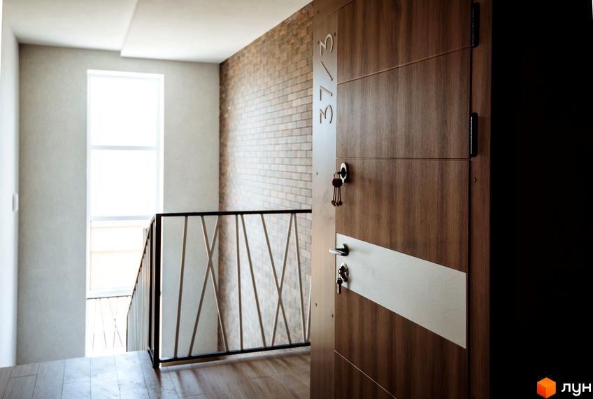 Вхідна група клубного будинку Craft з дверима та ключами. Сучасний дизайн сходового маршу з цегляною стіною та великим вікном.