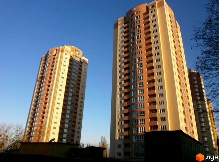 Житловий комплекс на пров. Моторний, 9, 9а. Висотні будинки з балконами та прибудинкова територія з зеленими насадженнями.