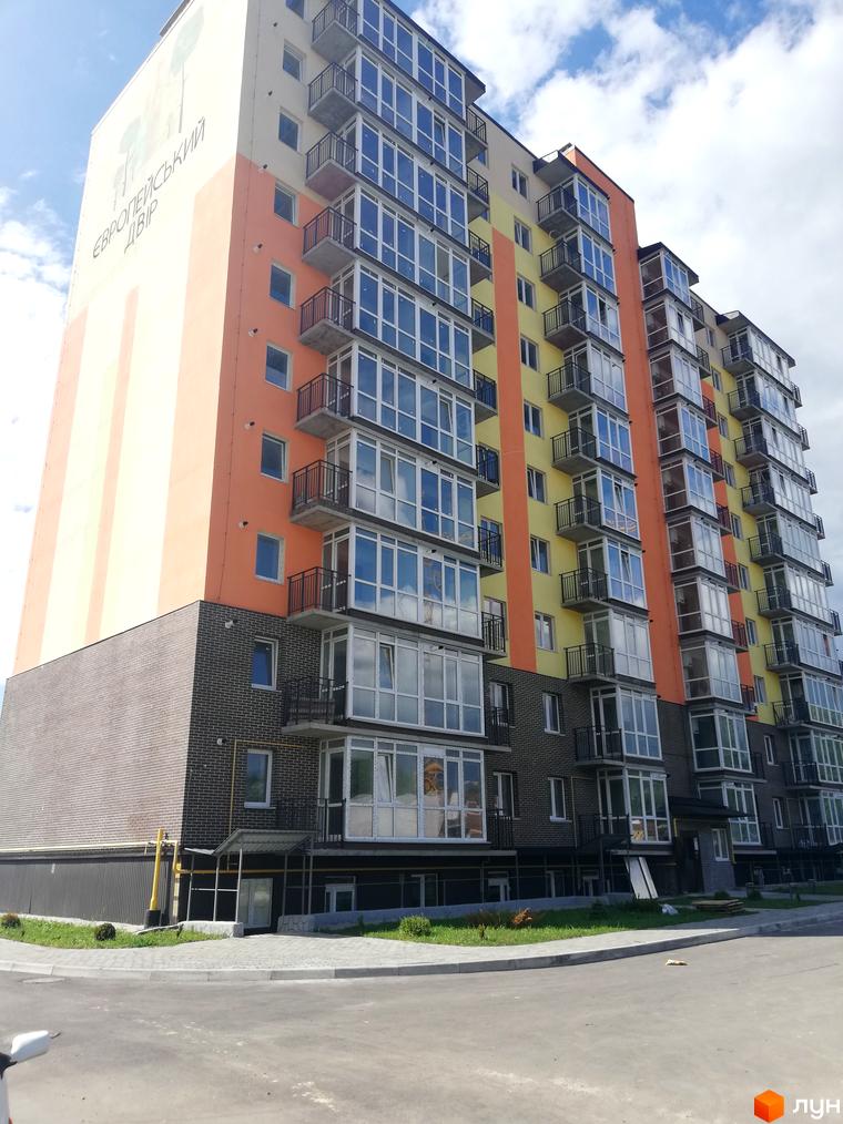 Житловий комплекс Європейський Двір з яскравим фасадом. На фото видно багатоповерховий будинок з балконами та прибудинковою територією.