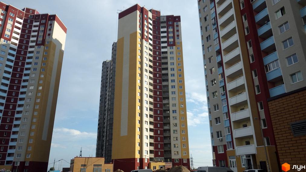 Житловий комплекс Молодіжний квартал з висотними будинками та прибудинковою територією. На зображенні видно фасади будівель та облаштування території.