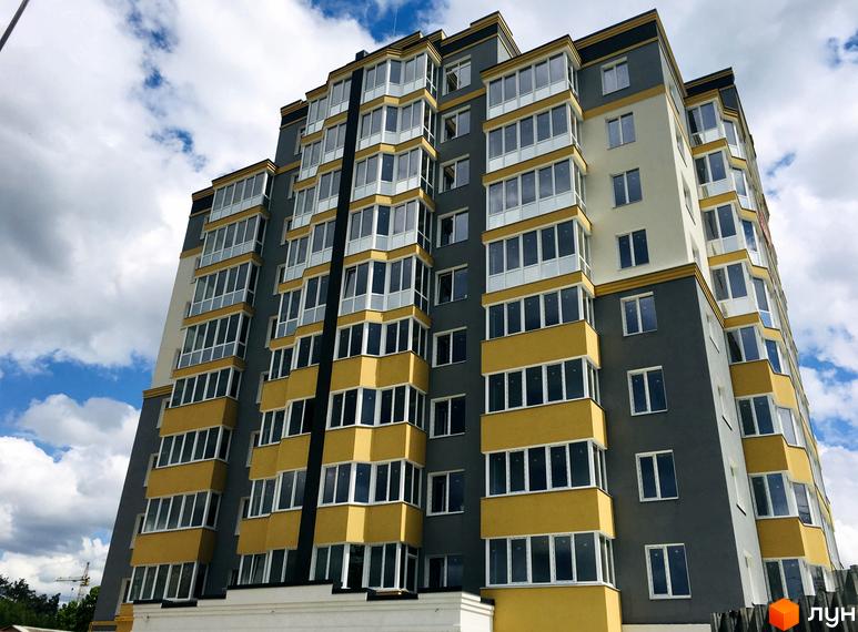 Зображення фасаду багатоповерхового будинку Житлового комплексу Капітал 2. Вигляд новобудови з великою кількістю вікон та балконів.