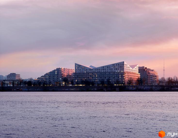 Житловий район Rybalsky з багаторівневими фасадами та великими вікнами. Комплекс розташований біля річки, на тлі вечірнього неба та міського пейзажу.