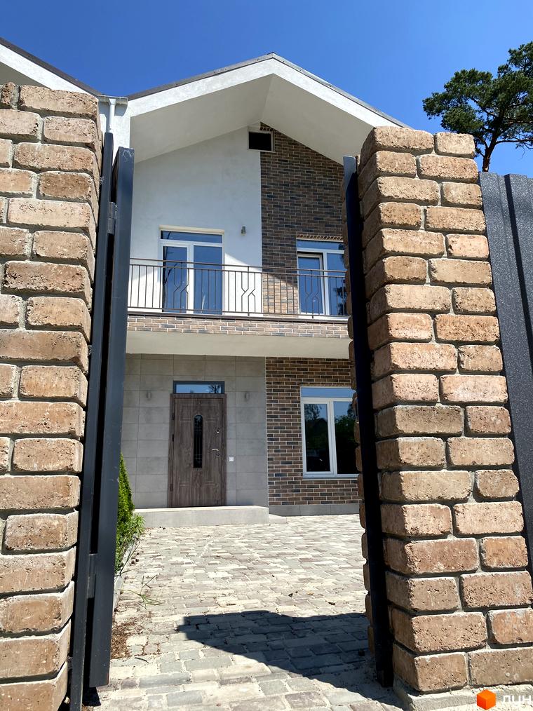 Дуплекс „На Києво-Мироцькій“ – двоповерховий будинок з цегляним оздобленням та балконом, розташований на брукованій прибудинковій території.