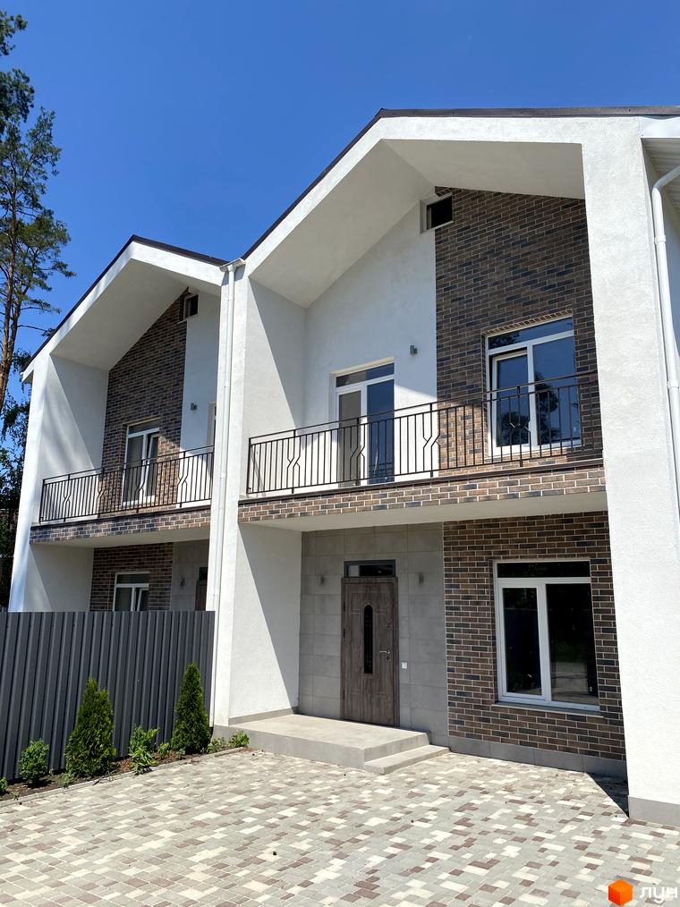 Дуплекс „На Києво-Мироцькій“ – двоповерхові будинки з цегляним оздобленням та балконами, розташовані на бруківці з туями.