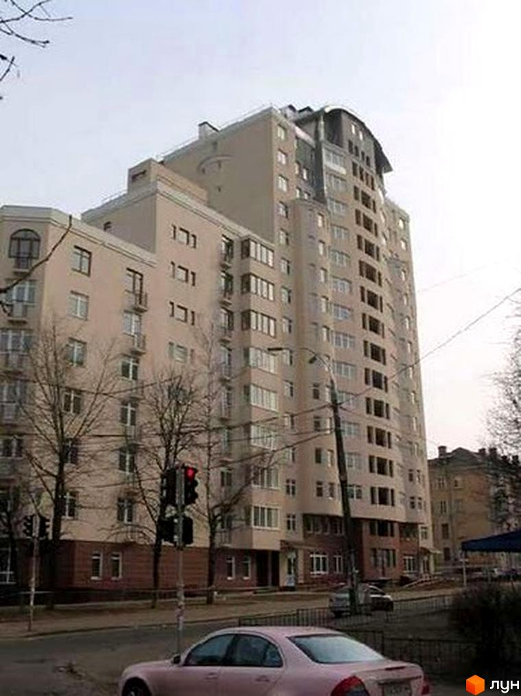 Житловий комплекс на вул. Максима Кривоноса, 17/8, з сучасною архітектурою та прибудинковою територією. Вид на фасад будинку та навколишні дерева.