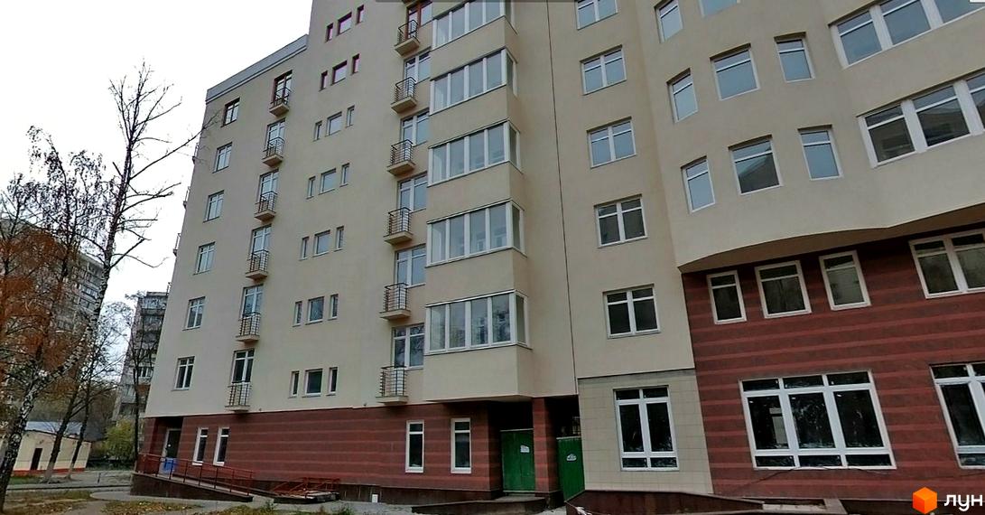 Житловий комплекс на вул. Максима Кривоноса, 17/8, з фасадом та балконами. Прибудинкова територія з зеленими насадженнями.