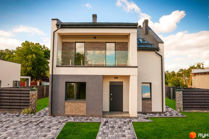 Котеджне містечко Романкiвська Мрiя: двоповерховий будинок з балконом, сірим фасадом та сірою черепицею, вимощена доріжка та зелений газон.