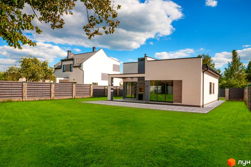 Котеджне містечко КМ Romankivska Mriya. Зовнішній вигляд будинку з великими вікнами та терасою, зелений газон та паркан.