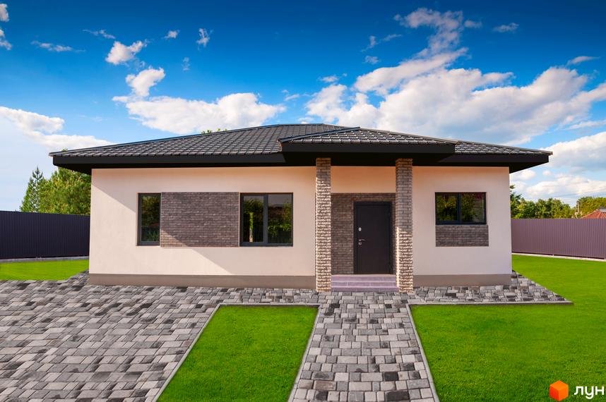 Котеджне містечко Романкiвська Мрiя: одноповерховий будинок з сірою черепицею, цегляним оздобленням та доглянутою прибудинковою територією з доріжками та газоном.