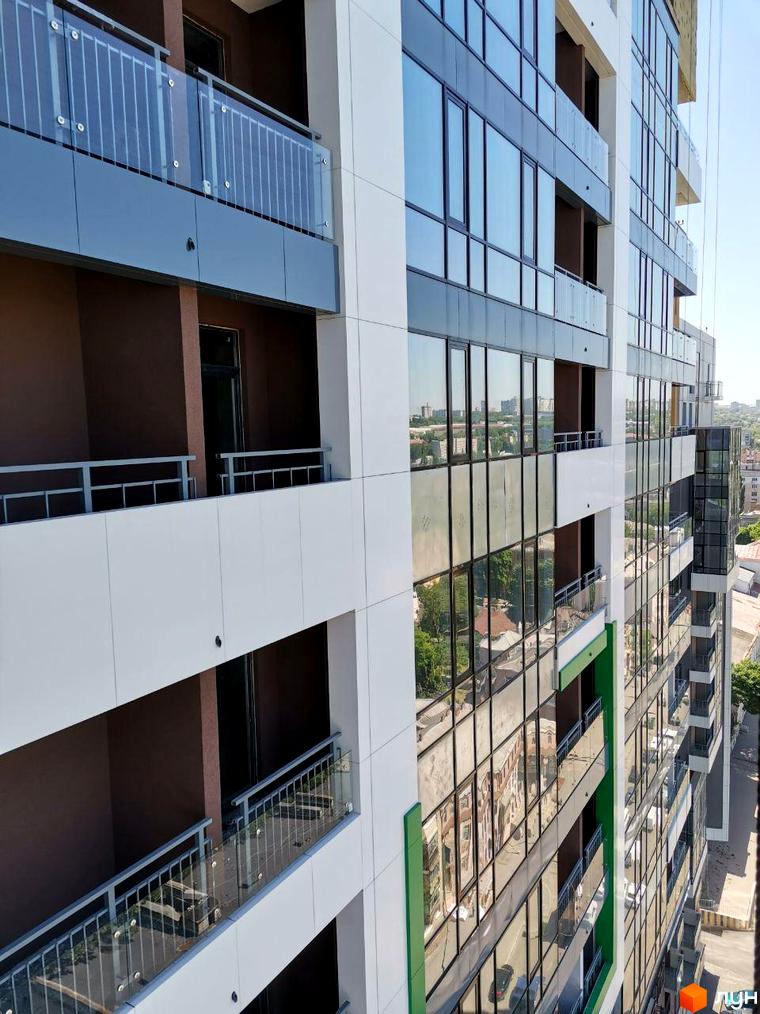 Зовнішній вигляд новобудови ЖК Баку з скляними фасадами та балконами. Фотографія фасаду житлового комплексу.