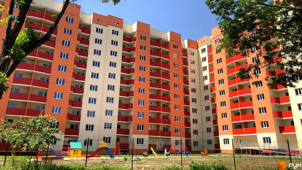 Житловий комплекс Подвір'я – це багатоповерхові будинки з яскравим фасадом та дитячим майданчиком.