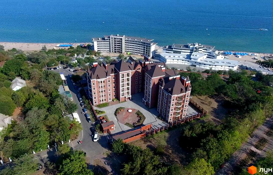Клубна резиденція - це житловий комплекс з цегляними будинками та прибудинковою територією біля моря. На території є парковка та зелені насадження.