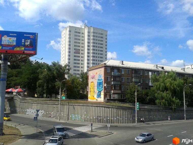 Вид на житловий комплекс ЖК Затишний дім з висоти. На передньому плані прибудинкова територія з зеленими насадженнями.