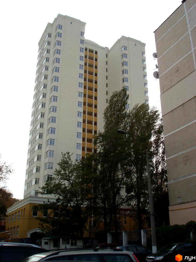 Вид на житловий комплекс Затишний дім з висоти, з зеленими насадженнями на прибудинковій території.