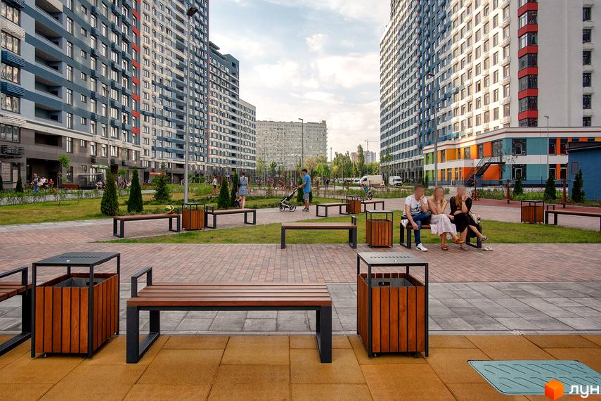 Житловий комплекс Галактика. Зовнішній вигляд будівель та облаштована прибудинкова територія з лавками та урнами.