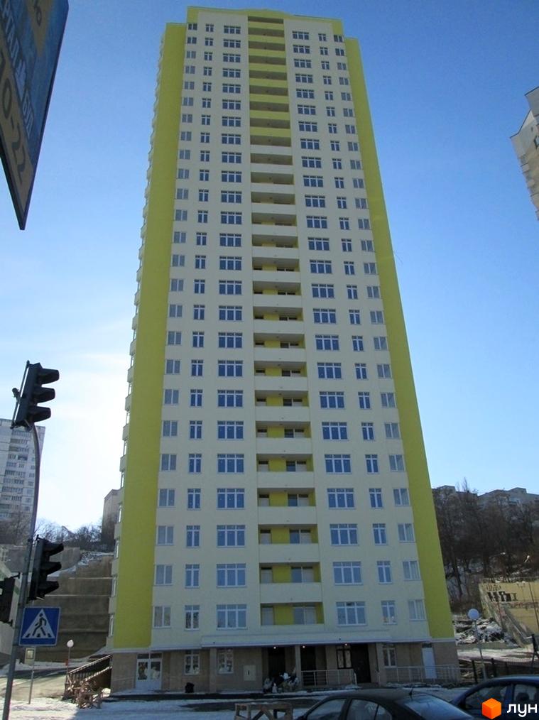 Житловий комплекс на вул. Саперно-Слобідська, 24, висотна будівля жовтого кольору з великими вікнами та прибудинковою територією.