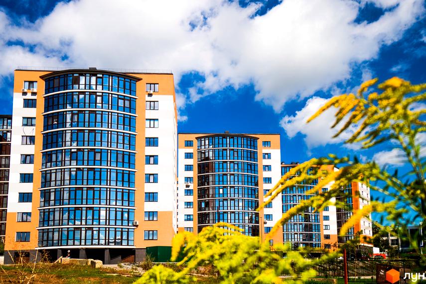 Зовнішній вигляд багатоповерхового будинку в Житловому комплексі Містечко Соборне. Благоустрій прибудинкової території.