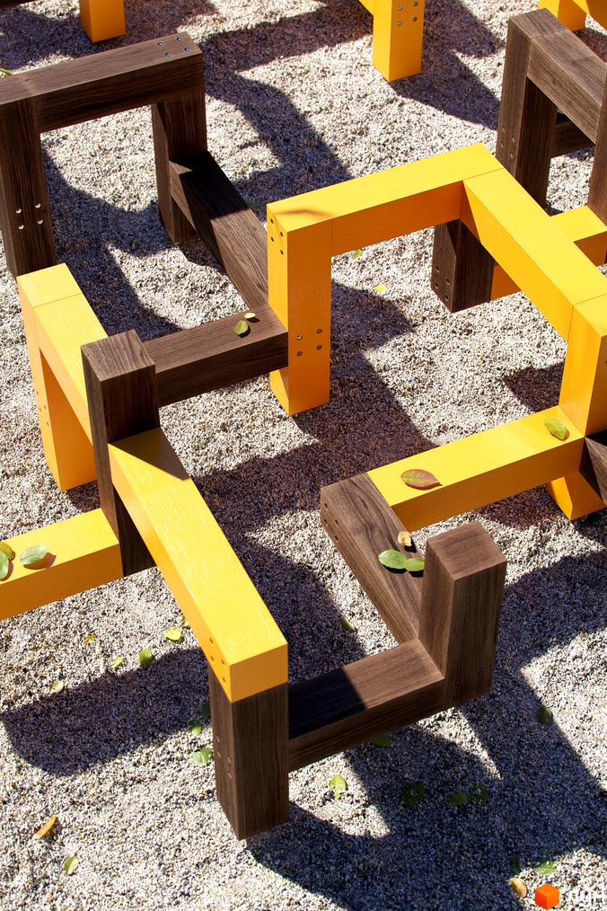 ЖК Avalon Yard: сучасна архітектура та зручна прибудинкова територія з піщаним покриттям та зеленими насадженнями.