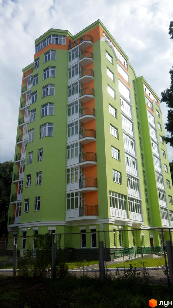 Житловий комплекс на вул. Кирилівська, 85/87а. Будинок з яскравим фасадом та прибудинковою територією.