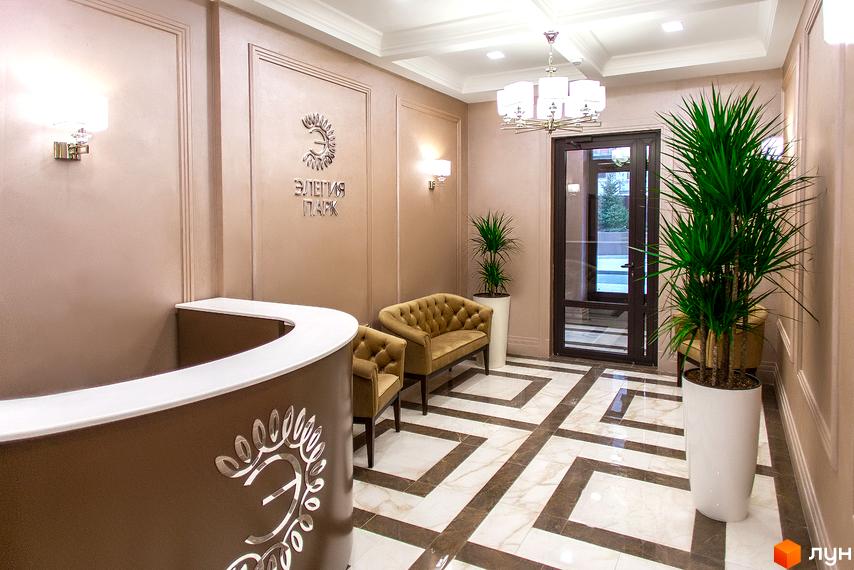 Сучасний ресепшн у ЖК Елегія Парк з диванами та рослинами. Елегантний дизайн інтер'єру лобі новобудови.