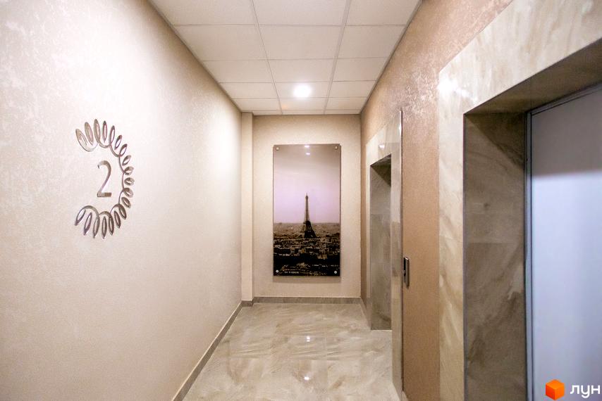 Житловий комплекс Елегія Парк. Коридор з картиною Ейфелевої вежі та дверима ліфта.