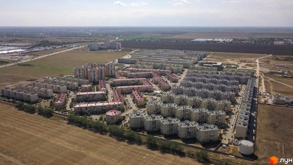 Житловий комплекс Сьоме Небо з висоти. На зображенні видно будинки та прибудинкову територію з зеленими насадженнями.