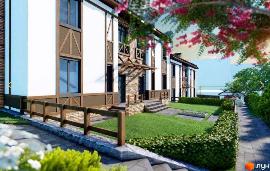 Таунхаус ENGLISH HOUSE з біло-коричневим фасадом та дерев'яними елементами, доглянутою зеленою територією та доріжками.