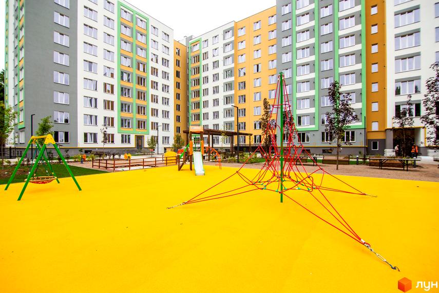 Житловий комплекс 3V Volkova з яскравим дитячим майданчиком та сучасними будинками. На території комплексу розташовані гойдалки, гірка та канатний комплекс для дітей.
