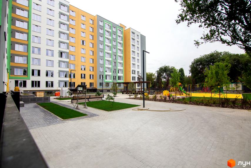 Житловий комплекс 3V Volkova з яскравим фасадом та упорядкованою прибудинковою територією з дитячим майданчиком. Огляд новобудови.