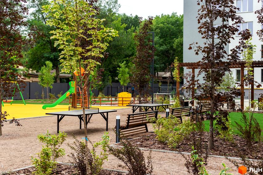 Житловий комплекс 3V Volkova. Дитячий майданчик з гіркою та гойдалками, зони відпочинку з лавками та столами. Сучасна новобудова з озелененою територією.