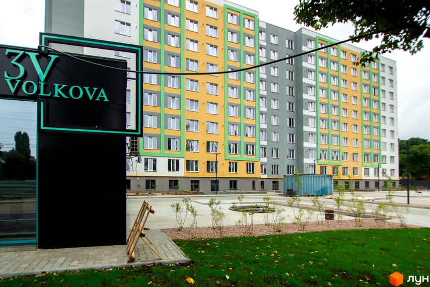 Житловий комплекс 3V Volkova – багатоповерховий будинок з яскравим фасадом у жовтих та зелених кольорах. Прибудинкова територія облаштована зеленими насадженнями та вимощеними доріжками.