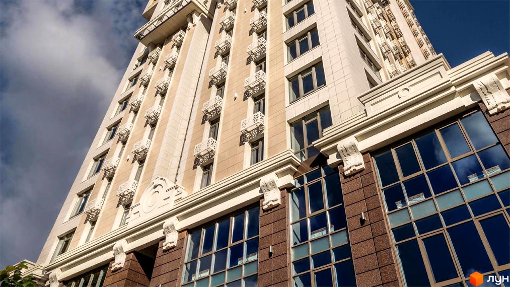 Житловий комплекс Тридцять восьма перлина з сучасною фасадною обробкою та великими вікнами, прибудинкова територія озеленена.