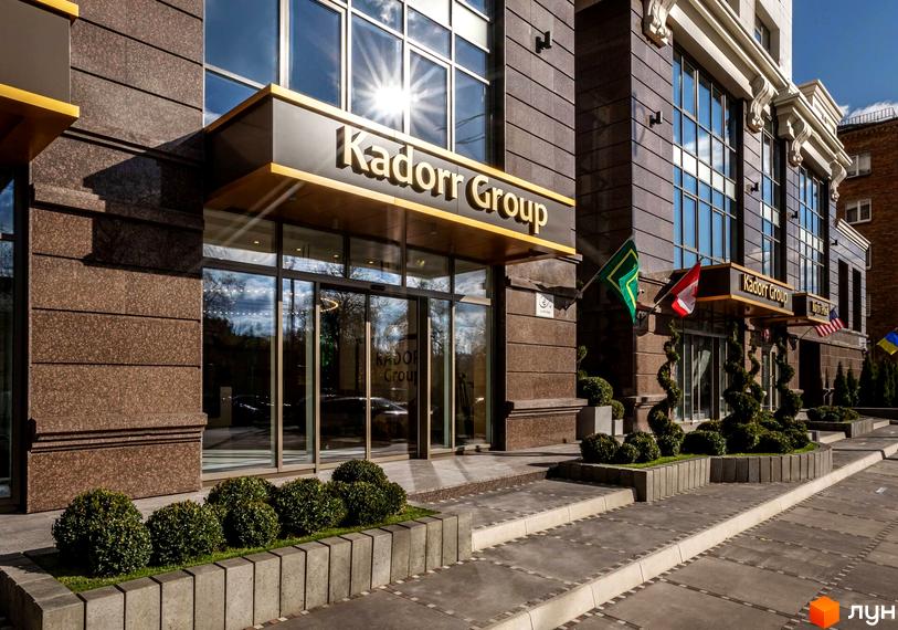 Зовнішній вигляд житлового комплексу Тридцять восьма перлина з великими вікнами та прибудинковою територією з зеленими насадженнями.