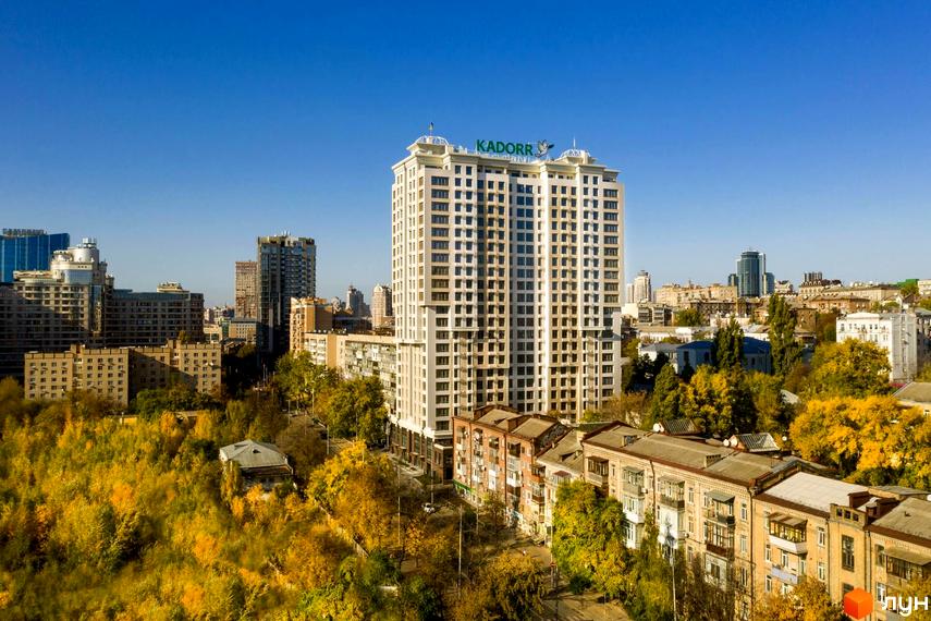 Житловий комплекс Тридцять восьма перлина з сучасним фасадом та прибудинковою територією, оточений зеленими насадженнями.