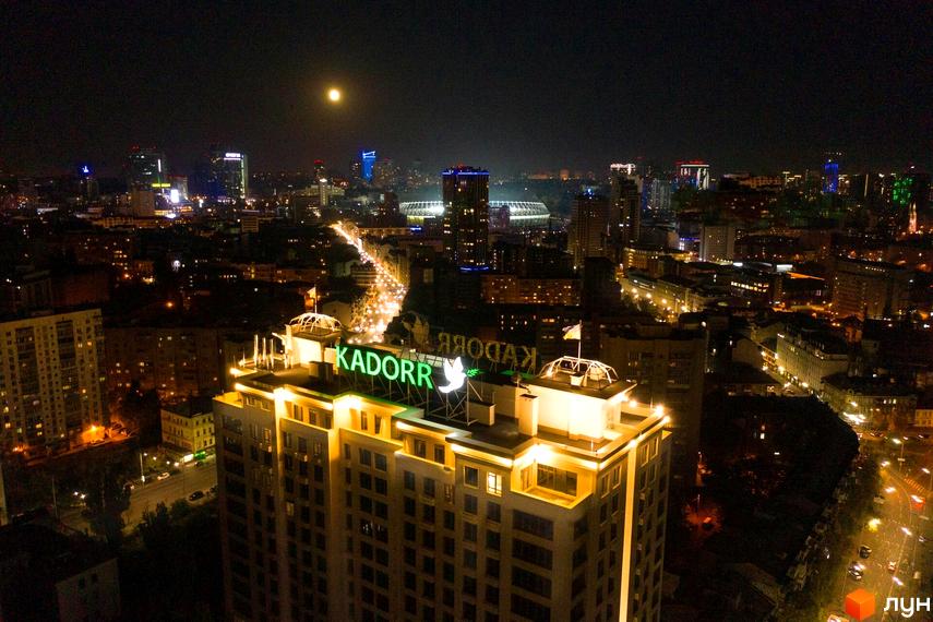 Житловий комплекс Тридцять восьма перлина вночі, з видимістю прибудинкової території та освітленими вулицями.