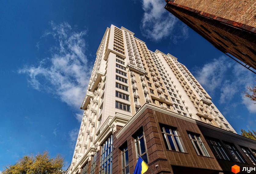 Житловий комплекс Тридцять восьма перлина з сучасним фасадом та просторими балконами. Прибудинкова територія озеленена деревами та кущами.