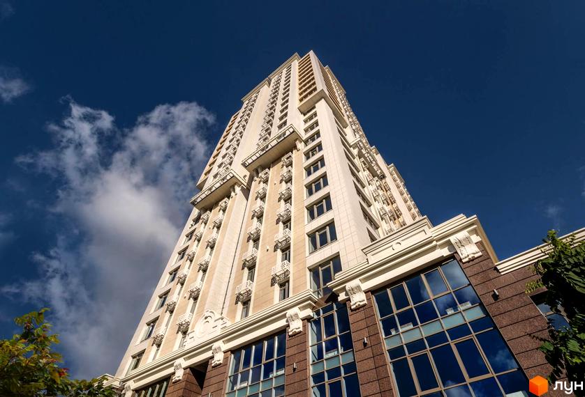 Житловий комплекс Тридцять восьма перлина з високими фасадами та великими вікнами. Прибудинкова територія озеленена та облаштована.