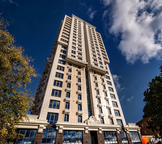 Житловий комплекс Тридцять восьма перлина з багатоповерховим фасадом та прибудинковою територією з зеленими насадженнями.