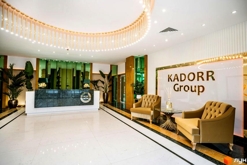 Інтер'єр рецепції житлового комплексу Тридцять восьма перлина з елегантними меблями та рослинами.