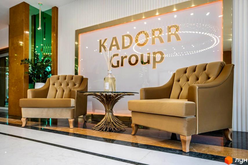 Інтер'єр житлового комплексу Тридцять восьма перлина з комфортними кріслами та стильним столиком.