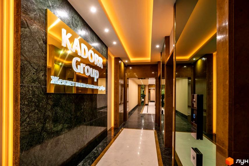 Вхідна зона житлового комплексу Тридцять восьма перлина з сучасним оформленням та освітленням. Просторий хол з мармуровою підлогою та декоративними елементами.