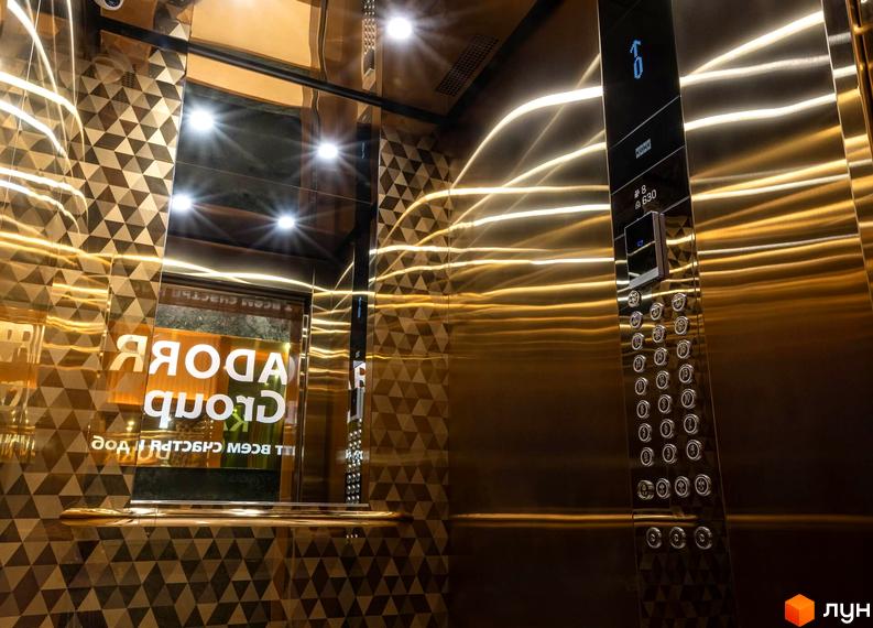 Сучасний ліфт з дзеркальними стінами та кнопками управління у житловому комплексі Тридцять восьма перлина.