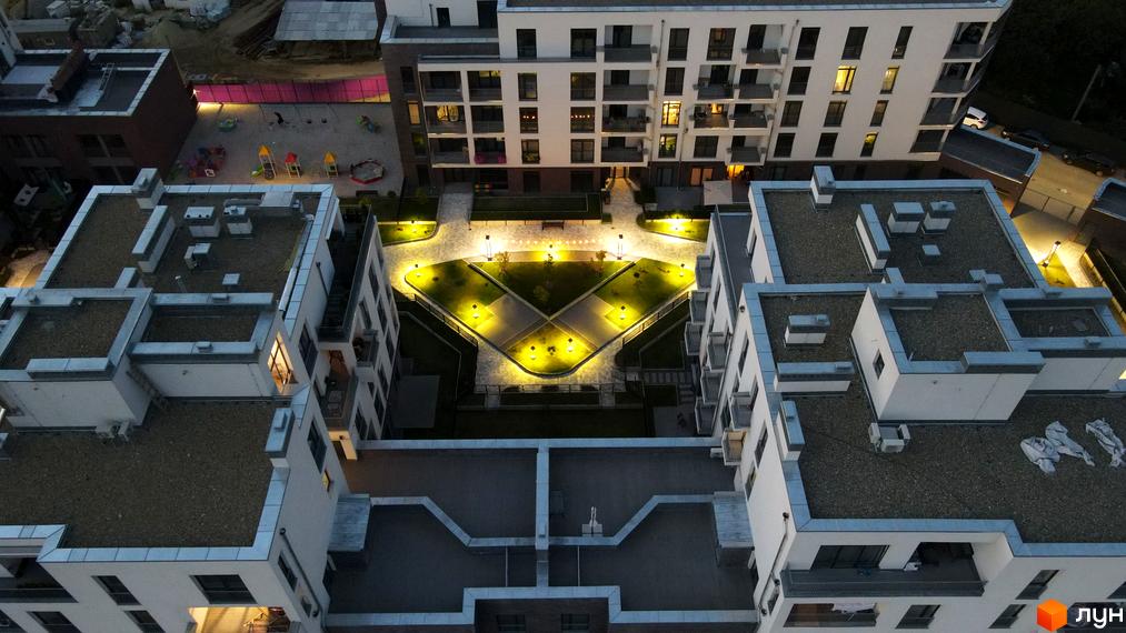 Житловий комплекс Villa Magnolia: сучасна архітектура та доглянута прибудинкова територія з освітленням. Огляд новобудови з висоти пташиного польоту.
