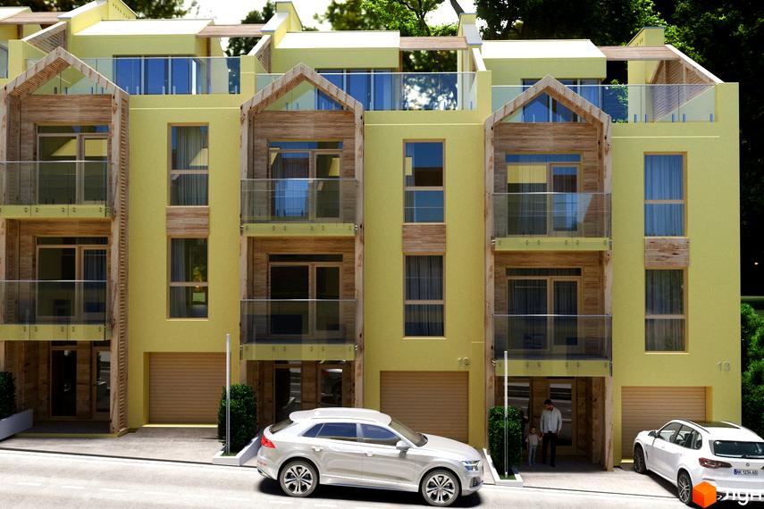 Житловий комплекс Royal Estate з жовтим фасадом, дерев'яними елементами та скляними балконами. Перед будинком дорога з автомобілями та зелені насадження.