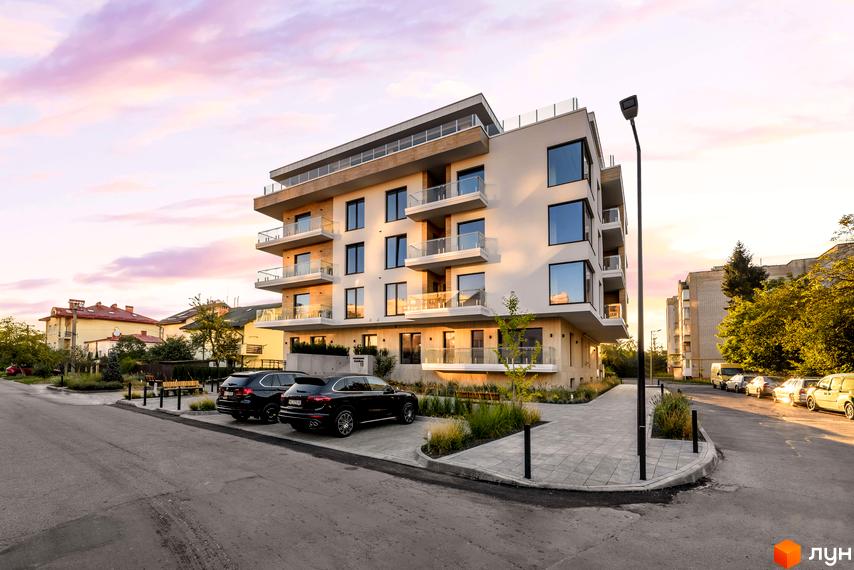 Житловий комплекс Baltiysʹka Hall: багатоповерховий будинок зі світлим фасадом, балконами та прибудинковою територією з парковкою та озелененням.